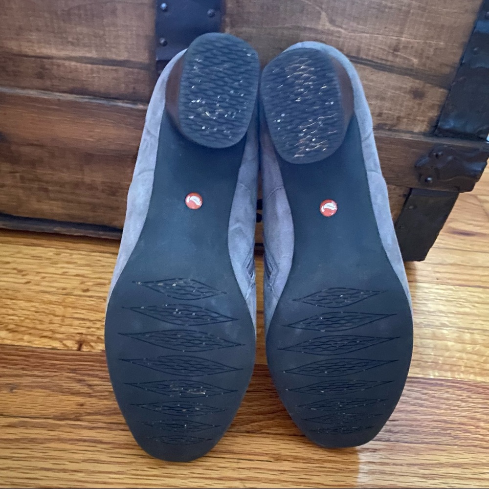 Clarks Unstructured gray suede booties - Picture 6 of 6